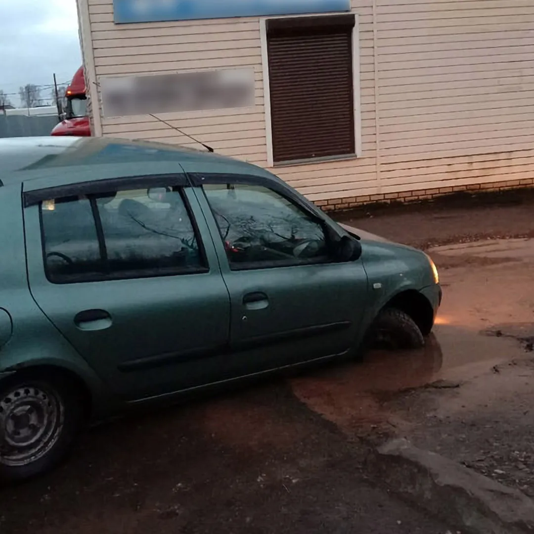 Смоленск, дорога, машина, лужа, яма, ДТП